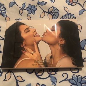 Kylie Jenner x Kendall Jenner Eyeshadow Palette 😍